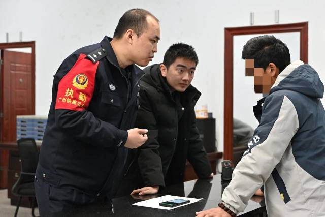 新民警罗嘉宁(中)